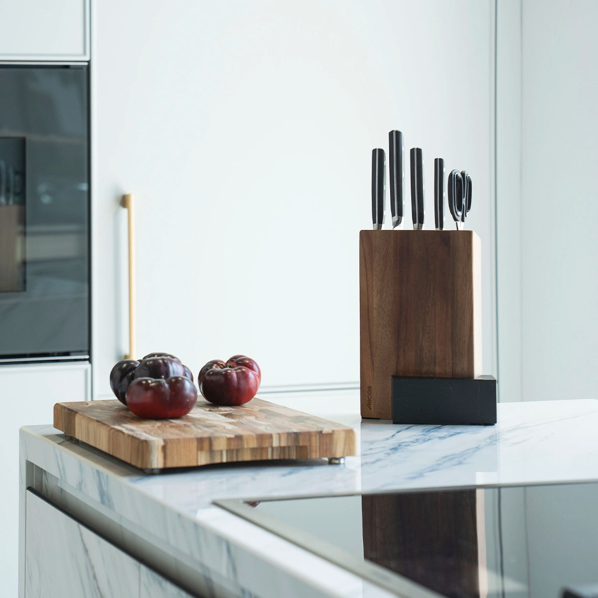 Cocina abierta con diseño cálido y funcional