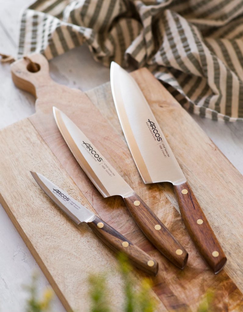 Cuchillos de la serie Nórdika sobre una tabla de madera