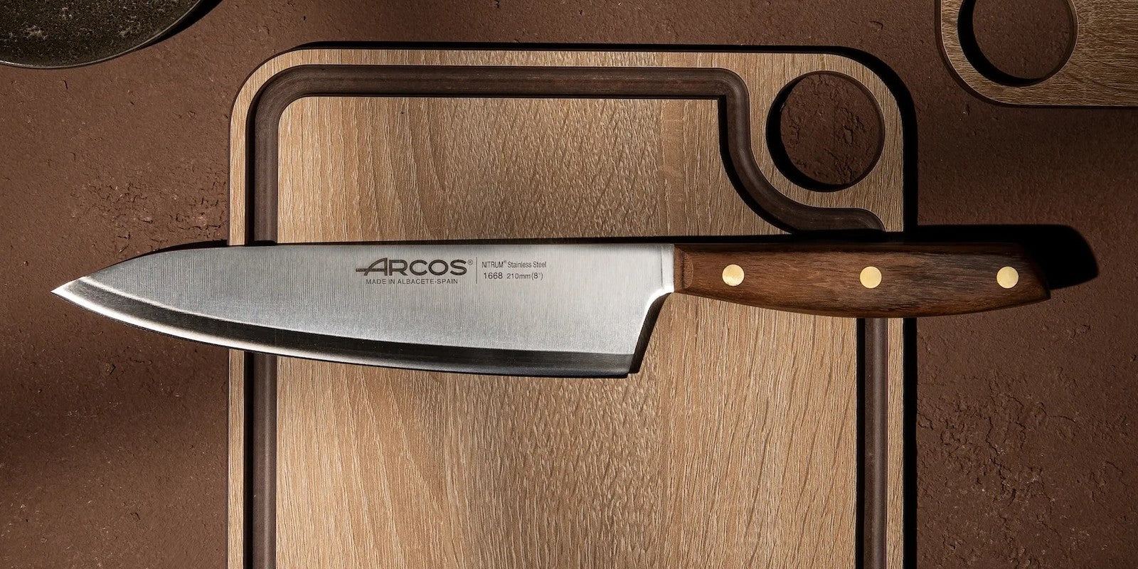 Soporte para cuchillos ARCOS junto a utensilios de cocina