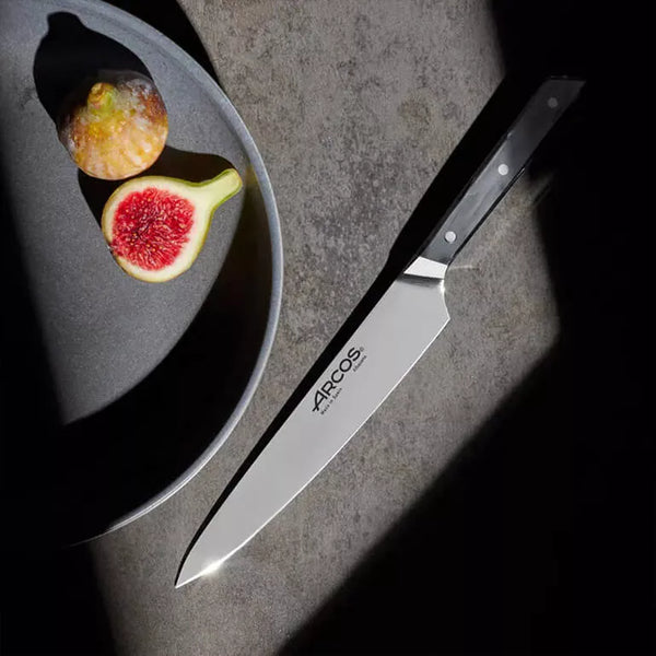 Cuchillo cocinero serie eclipse al lado de un plato con higos