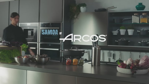 Un video de una cocinera realizando una receta con productos de Arcos, sobre todo para mostrar las sartenes de la serie Samoa