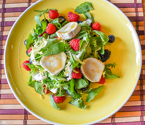 Ensalada de queso de cabra templada, frutos rojos y aliño de mostaza y miel