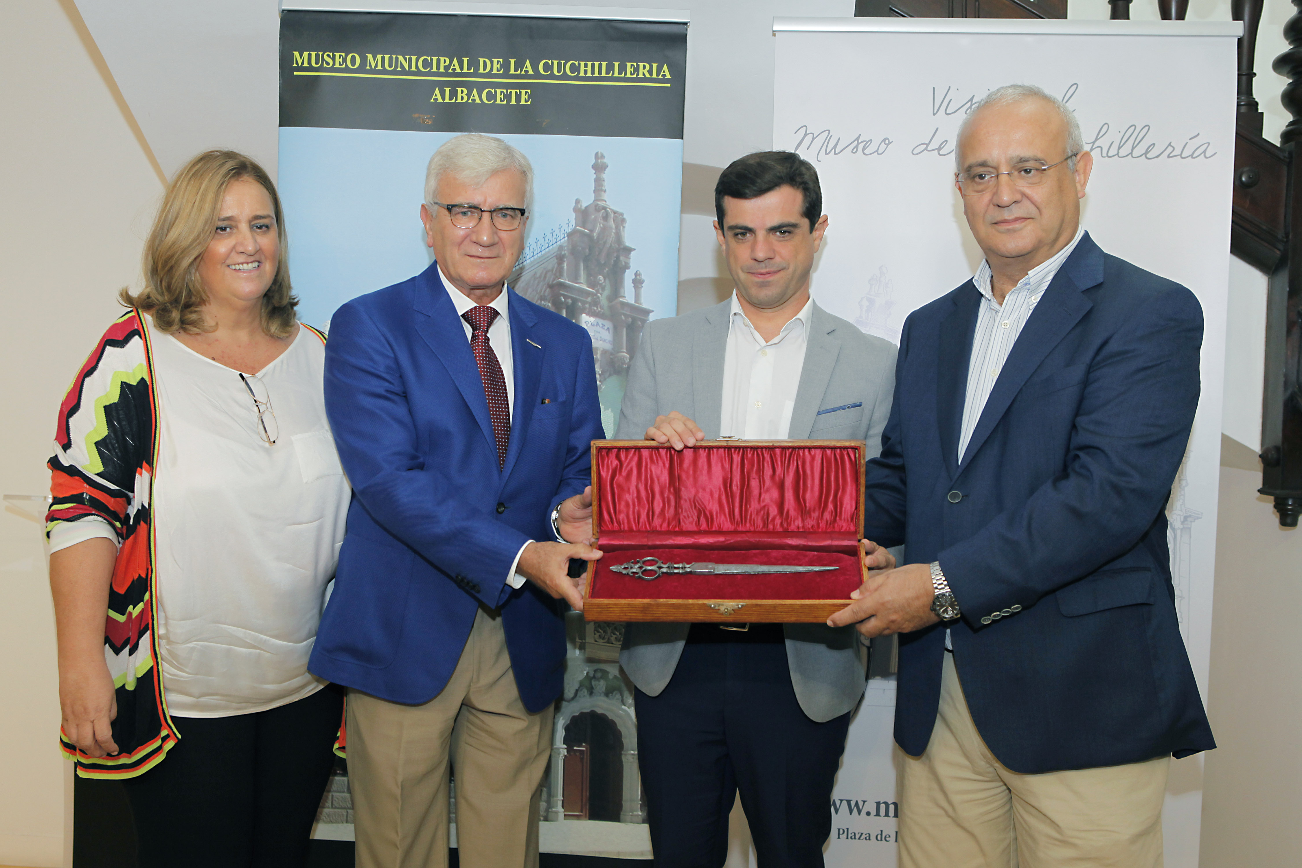 La familia Arcos dona al Museo de la Cuchillería unas tijeras de 1734