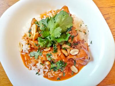Pollo al curry con arroz al cardamomo