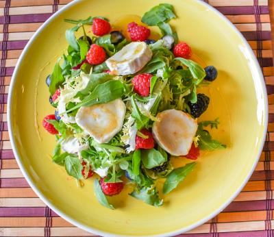 Ensalada de queso de cabra templada, frutos rojos y aliño de mostaza y miel