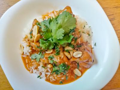Pollo al curry con arroz al cardamomo